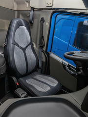 Чехлы Люкс VOLVO FH-13 после 2018 года: водитель от сиденья, пассажир от стойки кабины (один вырез под ремень) (экокожа, черный, серая вставка)