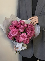 Букет из яркой кустовой пионовидной розы