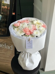 Букет сборный из хризантемы, кустовых пионовидных роз и геребры