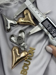 Накладка на пуговицу золотистая в форме массивного сердца