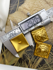 Пуговицы Скиапар. квадратные матовое золото с рельефными деталями