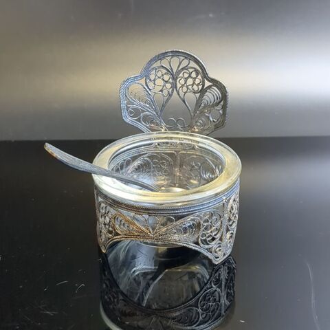 Солонка, выполненная в технике ажурной скани, с ложкой, мельхиор (медь-никель), стекло, СССР, 1970-1990 гг.