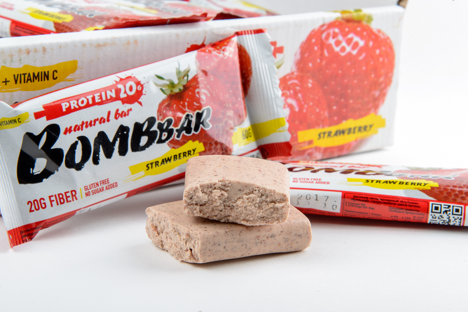 Клубничный протеиновый коктейль bombbar. Батончик бомбар клубника. Протеиновый батончик bombbar. Батончик бомбар клубника миндаль. Батончик бомбар клубника.