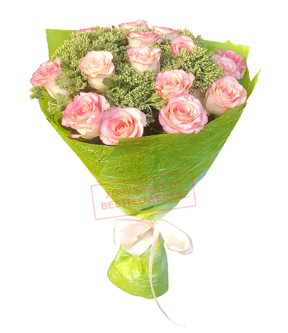 Букет из 15 розовых роз с зеленью