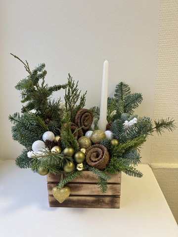 Новогодняя композиция из свежего нобилиса с новогодним декором