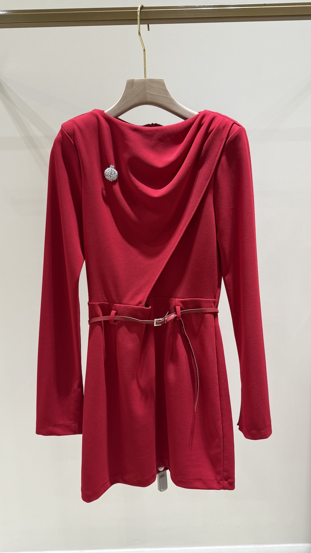 Платье с драпировкой и подплечниками