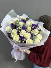 Букет с белыми розами и сиреневыми эустомами