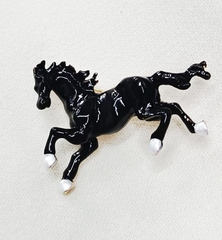 Б073 - Брошь ЛОШАДЬ символ 2026 года с эмалью