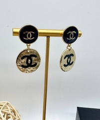 32342-sergi-chanel-s-kruglymi-podveskami-podveskami-s-chernoj-ehmalyu