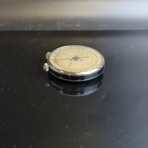 Круговая логарифмическая линейка, сплав металлов, хромированный корпус, стекло. СССР