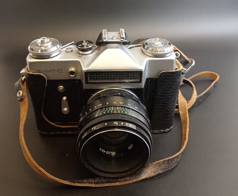 Фотоаппарат "Зенит-Е" с объективом "Гелиос 44 - 2", металл, стекло, кожа, пластик, Красногорский механический завод (КМЗ), СССР, 1977 г.