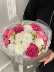 Букет из хризантемы и ярких кустовых и одноголовых роз