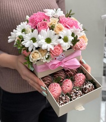 Мини шкатулка с клубникой и цветами «Дыхание весны»