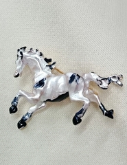 Б073 - Брошь ЛОШАДЬ символ 2026 года с эмалью