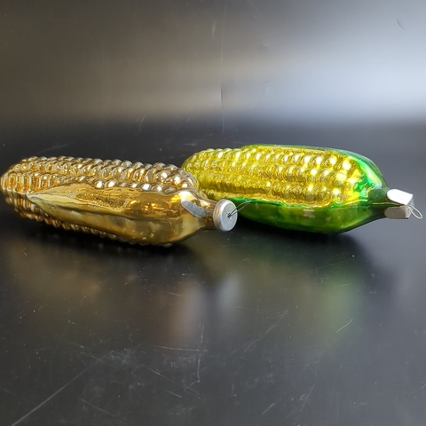 Ёлочные игрушки 2 кукурузы, 13.5 см, стекло, подвесные, винтаж времён СССР 1960-1980 гг. Советские ёлочные игрушки и украшения. Состояние и комплектация на фото, могут присутствовать незначительные неровности и сколы, закрытые металлическим подвесом (под подвесом).