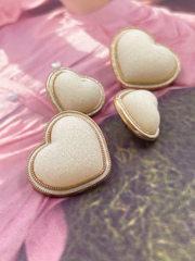 Пуговицы Сердечки бархатные молочные