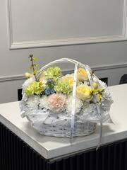 Корзина сборная из хризантемы, диантусов, форзиции и кустовых пионовидных роз