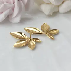 Серьги пусеты Цветы с эмалью, кремовый, 35*23 мм, сталь, позолота, СГ021