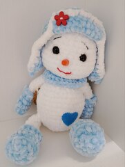 Снеговик в голубой шапке с сердечком
