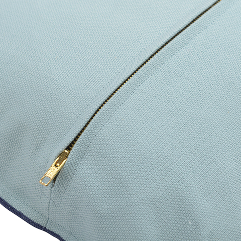 Чехол на подушку из фактурного хлопка голубого цвета с контрастным кантом из коллекции Essential