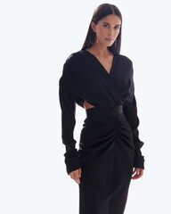 Платье крест накрест открытые бока длинный рукав