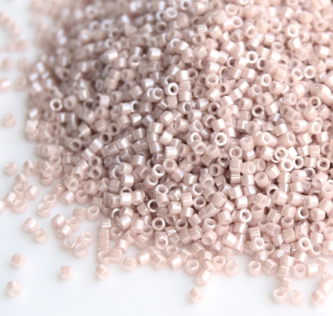 DB-1535 Бисер цилиндрический Миюки делика 11/0 /Miyuki delica 11/0 Opaque Pink Champagne