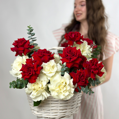 Букет 15 красных и белых французских роз в корзине
