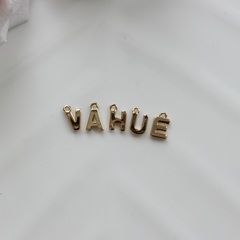 Слово из букв VAHUE в позолоте