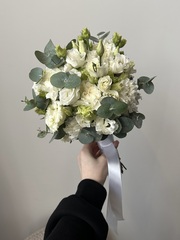 Свадебный букет из лизиантуса, диантусов и эвкалипта