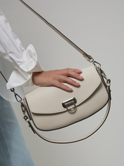 Сумка кожаная на плечо багет светлый крем