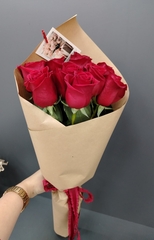 9 красных роз (60 см) в упаковке крафт