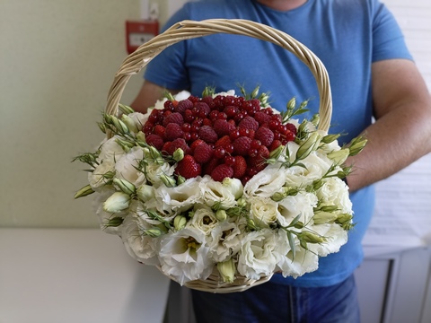 Корзина с эустомами и ягодами 