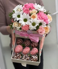 Мини шкатулка с клубникой и цветами «Дыхание весны»