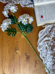 Ромашки полевые искусственные, ветка реалистичная, d цветочка - см, ветка 61 см.