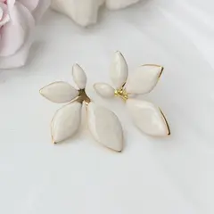 Серьги пусеты Цветы с эмалью, кремовый, 35*23 мм, сталь, позолота, СГ021