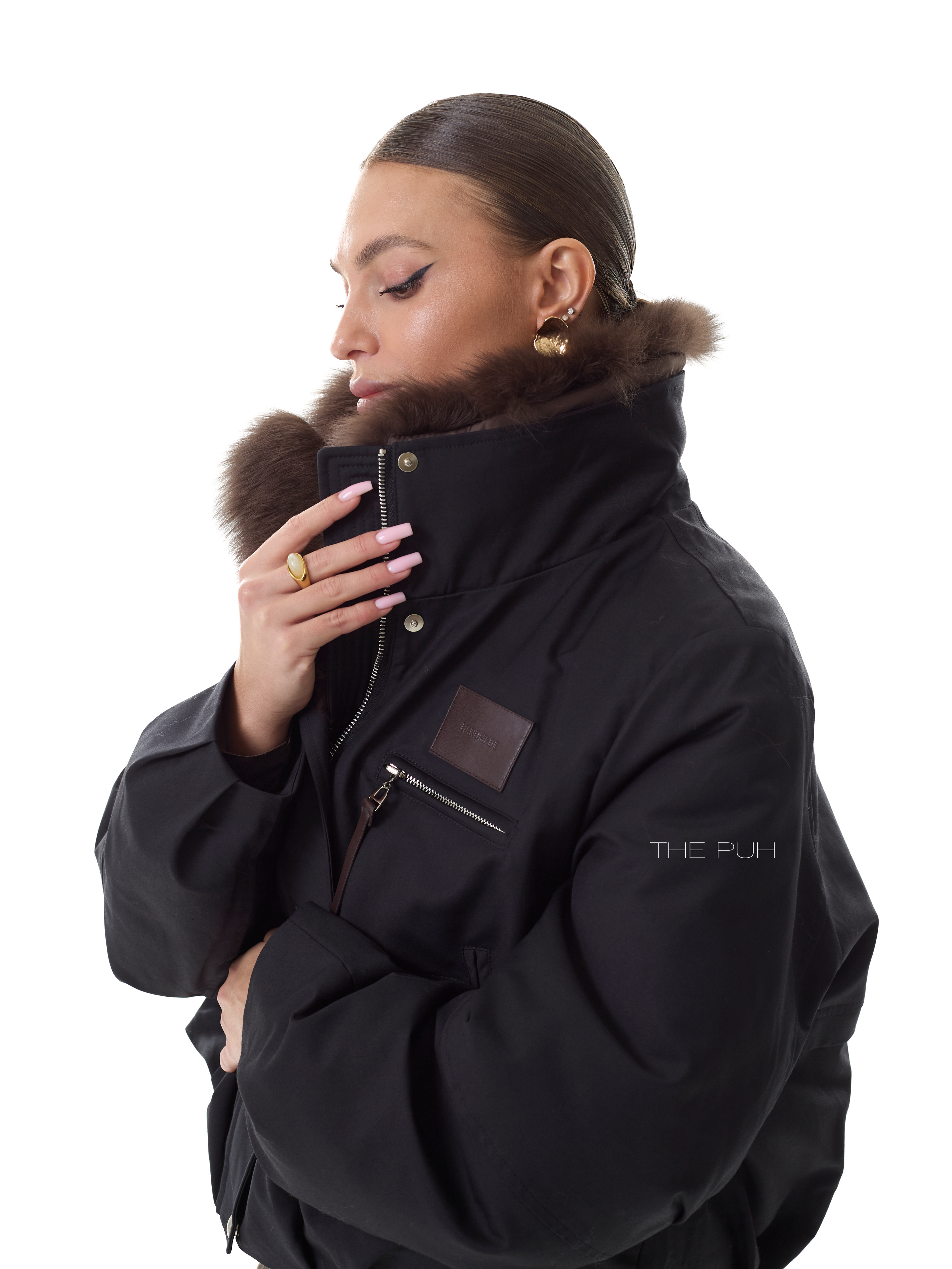 Черная пуховая парка с меховым воротником