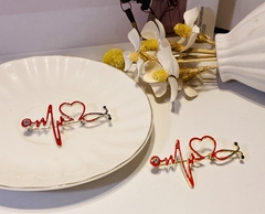 brosh-medicinskij-rabotnik-puls-s-cvetnoj-ehmalyu