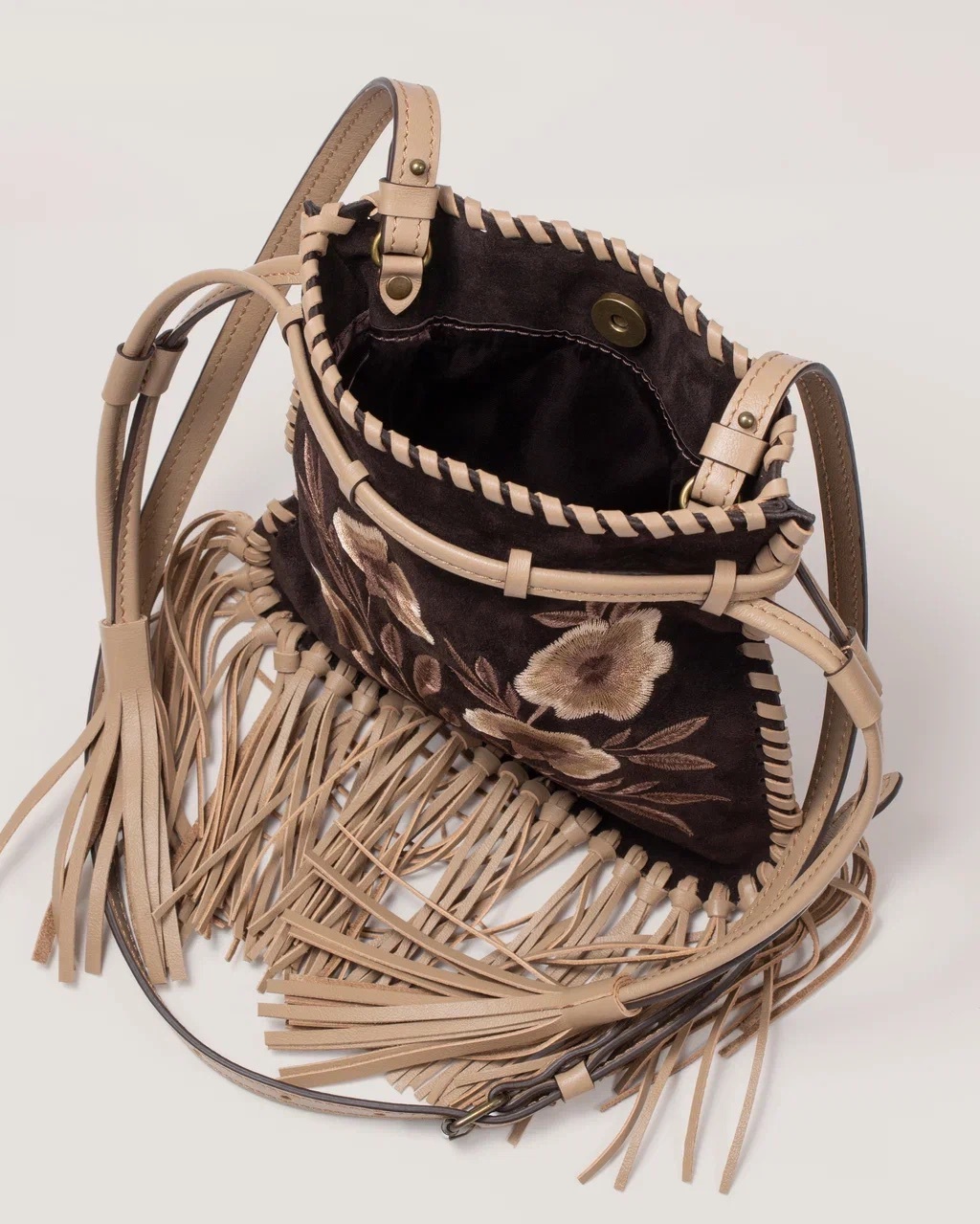 Сумка из замши с вышивкой и бахромой