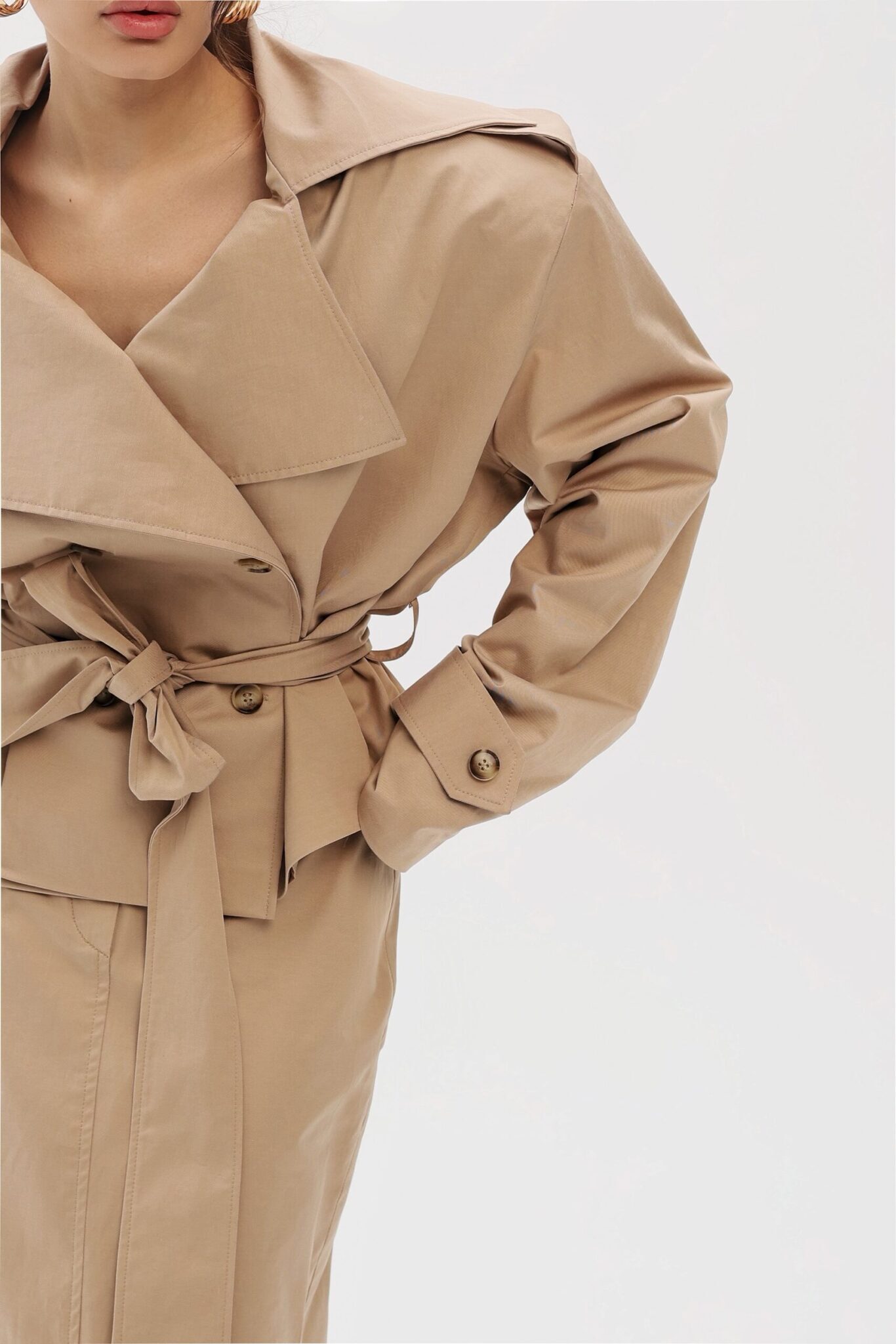 Укороченный тренч с объемными плечами песочный