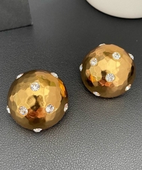 krupnye-sergi-klipsy-kruglye-iz-latuni-ysl