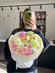 Букет из хризантемы, диантусов, ранункулюсов и кустовых пионовидных роз