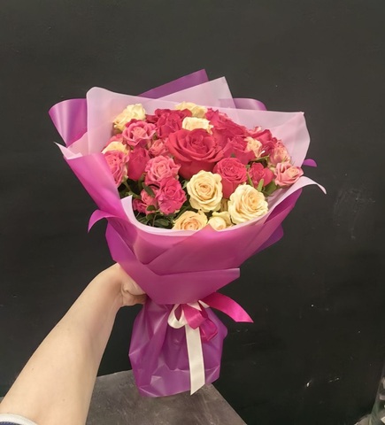 Букет из микс кустовых роз и ароматных роз