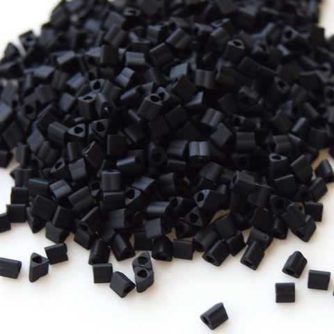 Бисер японский TOHO Triangle треугольный 11/0 0049F черный матовый