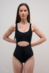 Слитный купальник с вырезом | Последние размеры