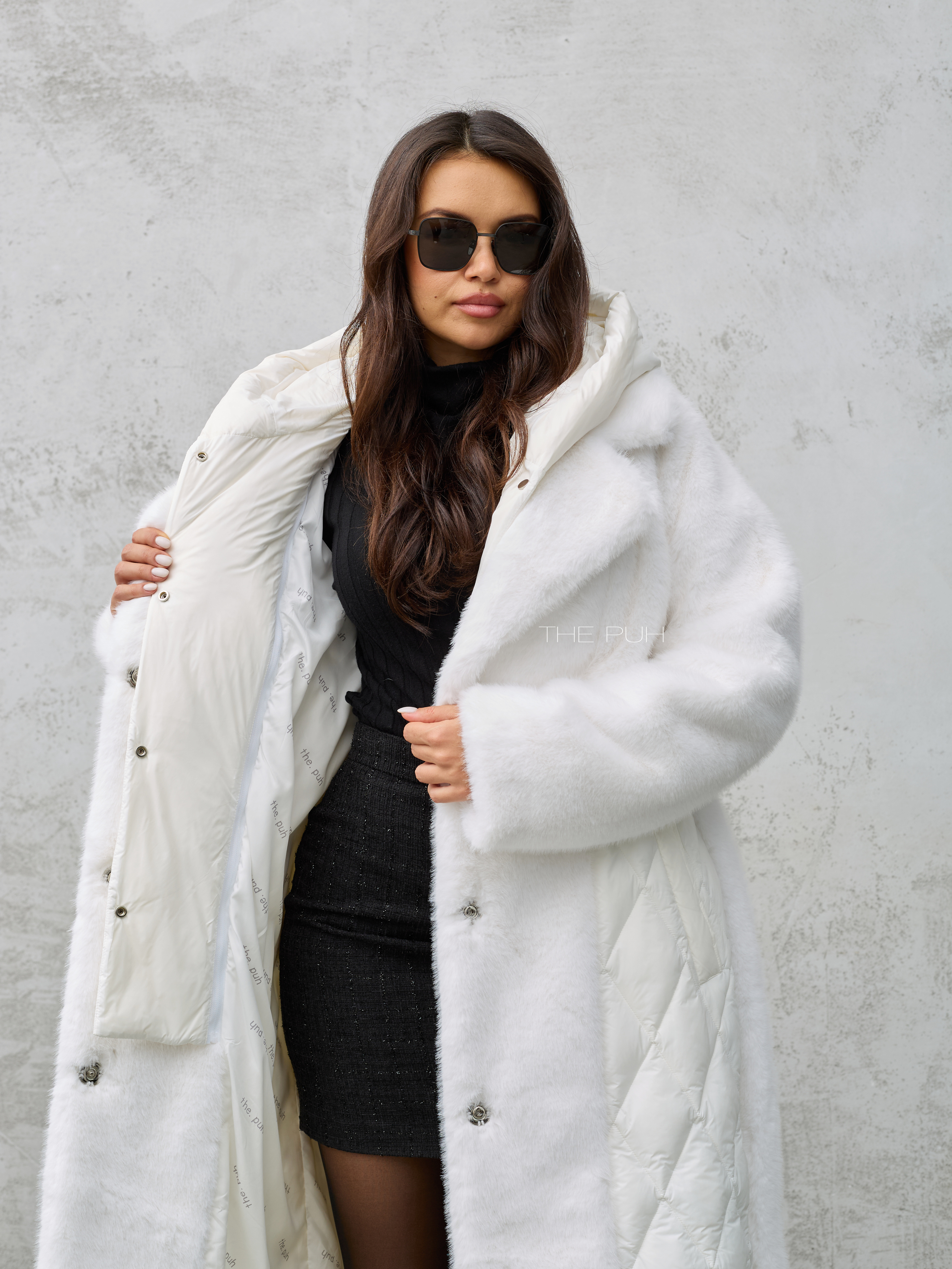 Белый комбинированный пуховик с капюшоном и поясом