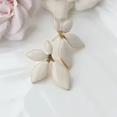 Серьги пусеты Цветы с эмалью, кремовый, 35*23 мм, сталь, позолота, СГ021