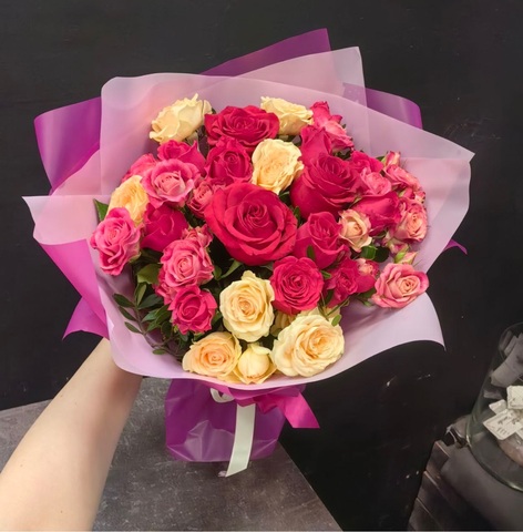 Букет из микс кустовых роз и ароматных роз