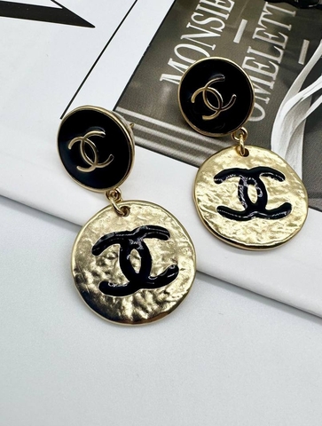 32342-sergi-chanel-s-kruglymi-podveskami-podveskami-s-chernoj-ehmalyu