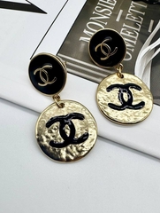32342-sergi-chanel-s-kruglymi-podveskami-podveskami-s-chernoj-ehmalyu