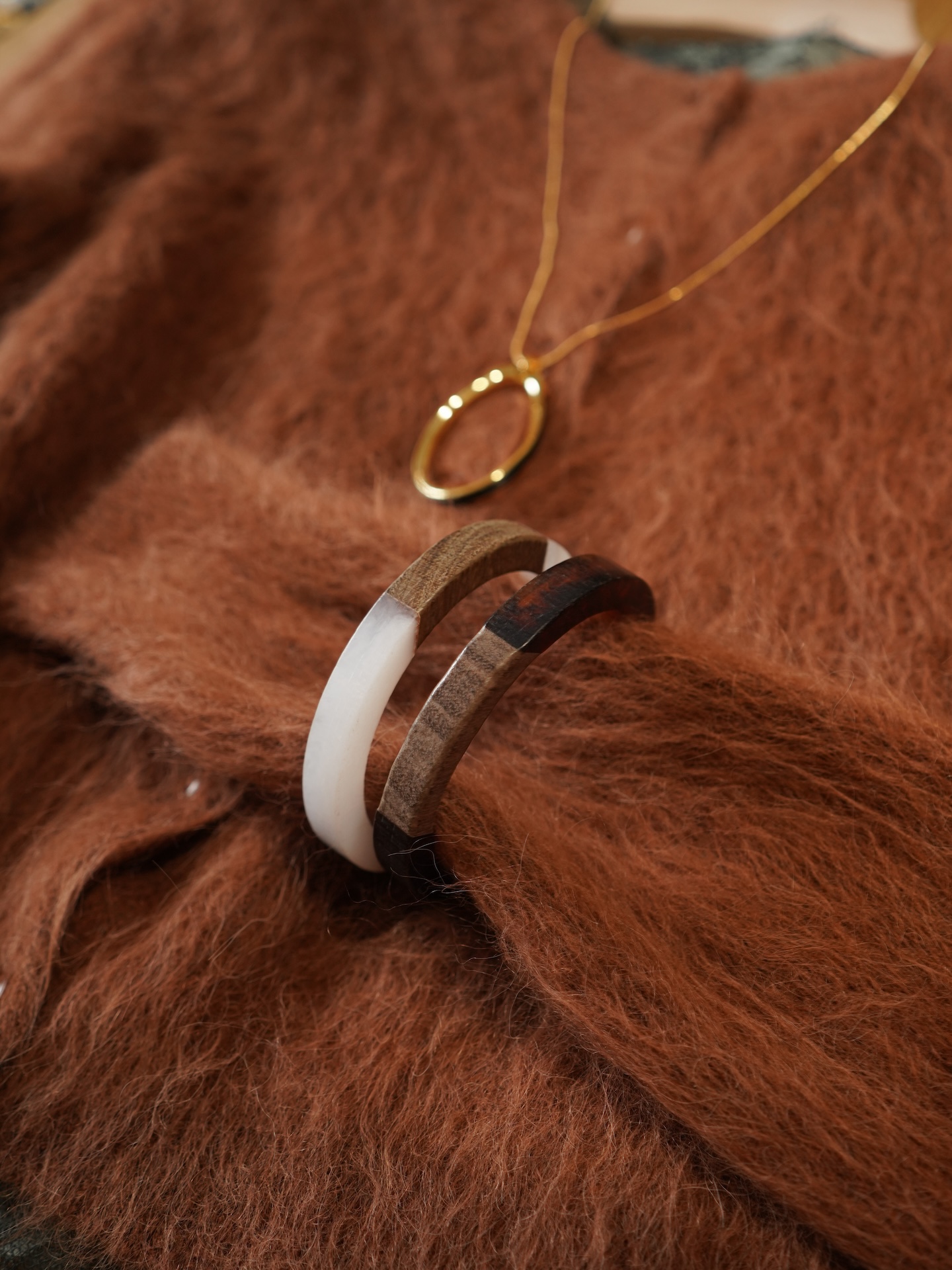 Двухцветный браслет в виде кольца